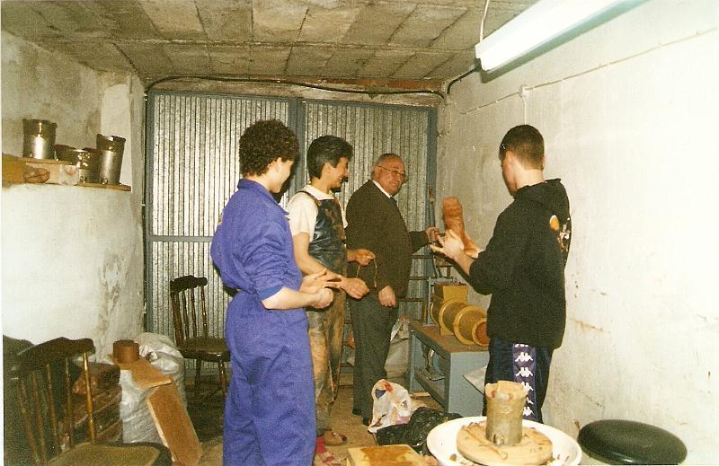 GODOY CON SU PADRE Y SUS SOBRINOS ENSENANDO EL FUNCIONAMIENTO DE MAQUINARIA.jpg